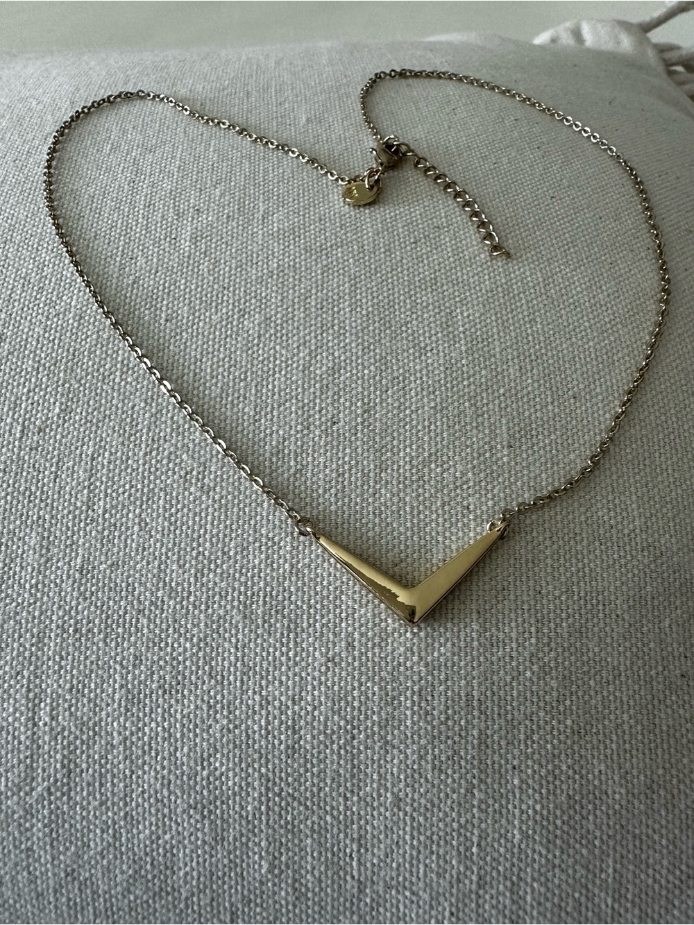 Melinda Maria V Chevron necklace pendant gold tone - Picture 4 of 5